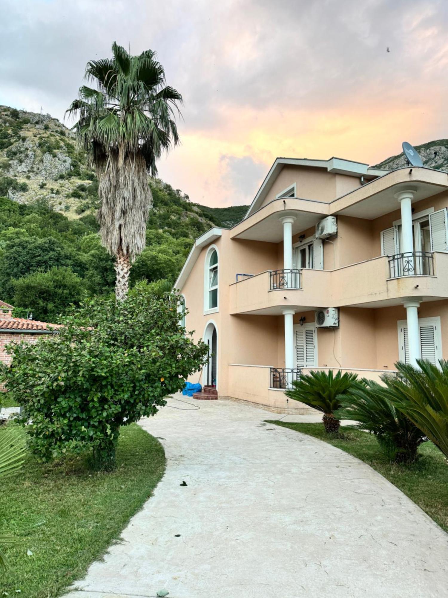 Ferienwohnung Carine Garden Risan Exterior foto